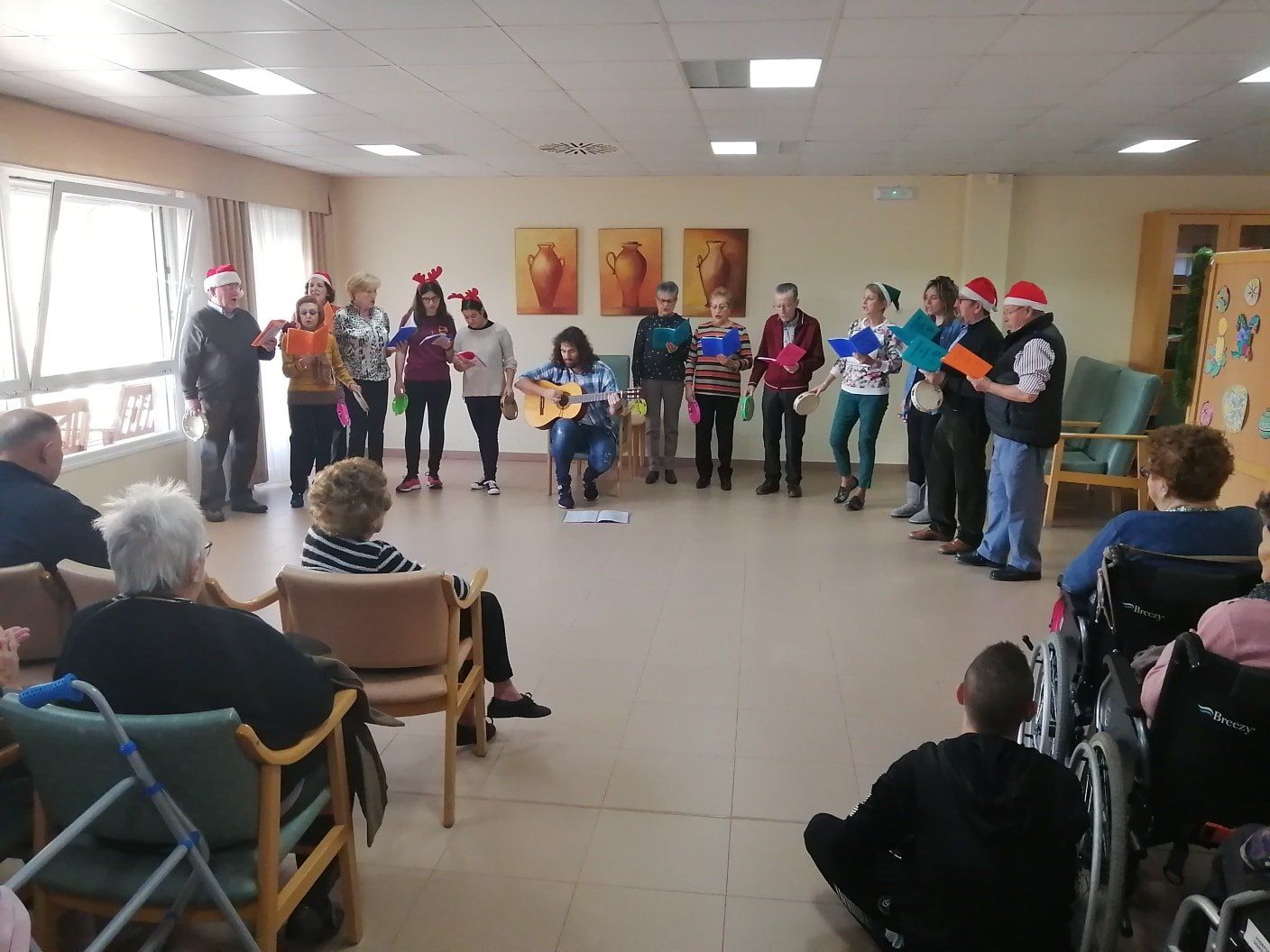 VILLANCICOS Y REGALOS EN LAS RESIDENCIAS DE LA TERCERA EDAD