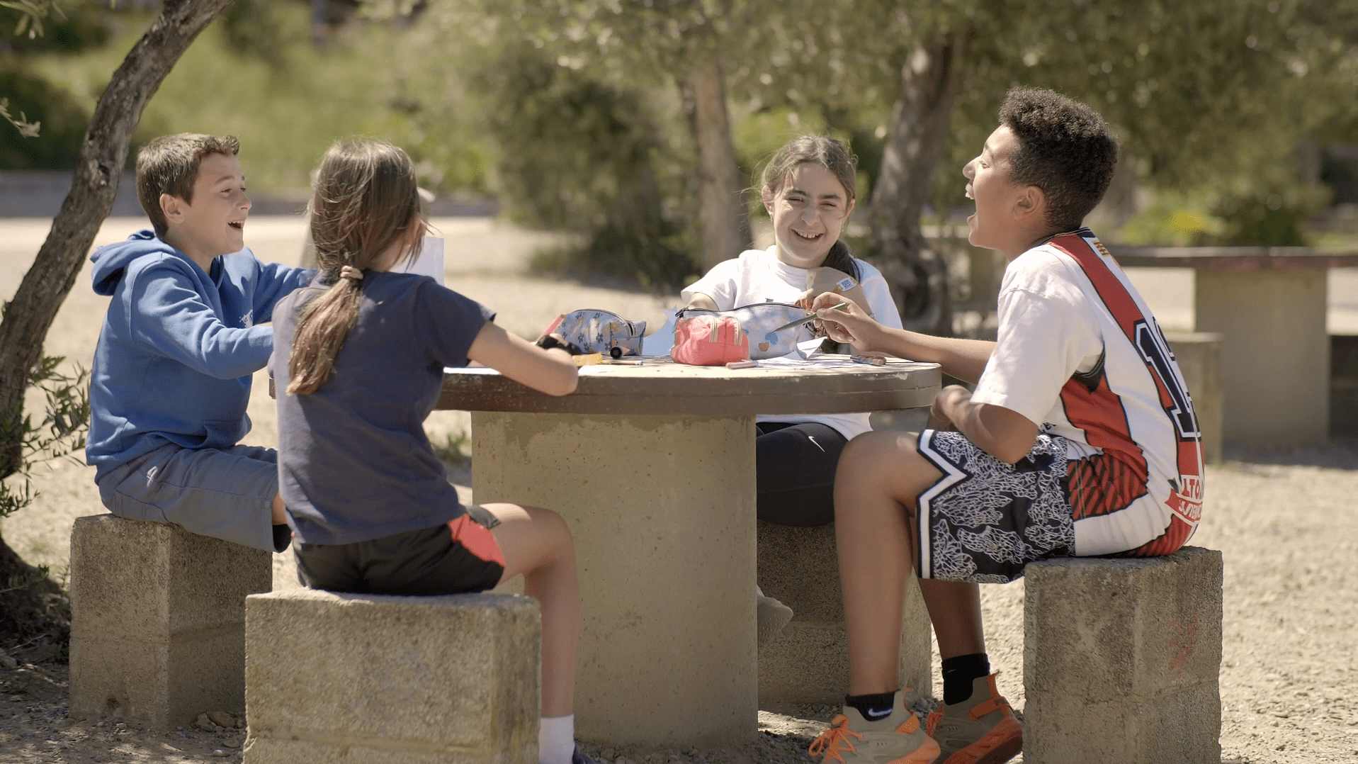 Cáritas Barbastro-Monzón y la UNED Barbastro invitan a las familias a reflexionar sobre cuándo entregar el primer teléfono móvil